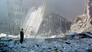 O sculptură din bare provenind din World Trade Center creează controverse