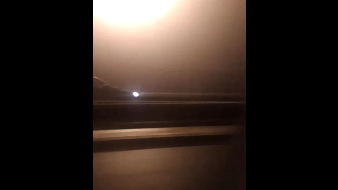 Şofer din Alba, filmat pe contrasens. Bărbatul conducea noaptea pe A1, în condiţii de ceaţă. VIDEO
