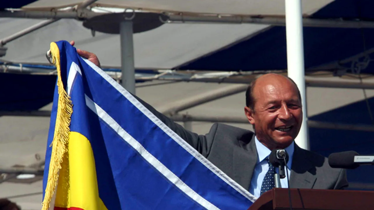 Lui Băsescu îi dau lacrimile la imn, la tricolor şi când se gândeşte la jertfa militarilor