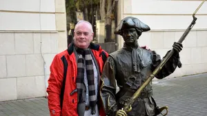 Ambasadorul Irlandei, Derek Feely, s-a fotografiat cu un soldat din bronz din Cetatea Alba Carolina - GALERIE FOTO