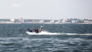 Steaguri roşii, arborate pe litoral. Un bărbat care a intrat în mare să salveze o femeie şi un copil, dispărut în apă, la Mangalia