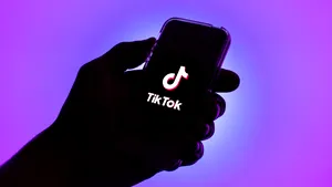 Generaţia TikTok: Aproape toţi adolescenţii din România care au TikTok accesează zilnic platforma şi au primit conţinut politic în perioada alegerilor; 41% dintre ei nu verifică informaţiile furnizate