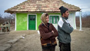 România EXTREMELOR. Avem cei mai mulţi proprietari şi cele mai aglomerate case. Unul din cinci români nu are condiţii elementare de trai