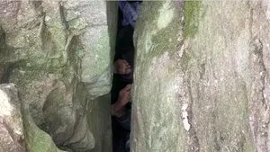 O tânără a stat 8 ore blocată între stânci cu susul în jos, ca să-şi recupereze telefonul mobil

