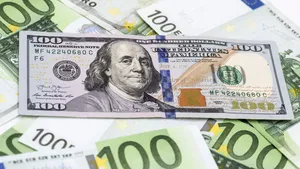 Maxim istoric pentru cursul leu/dolar. Cine pierde şi cine câştigă?