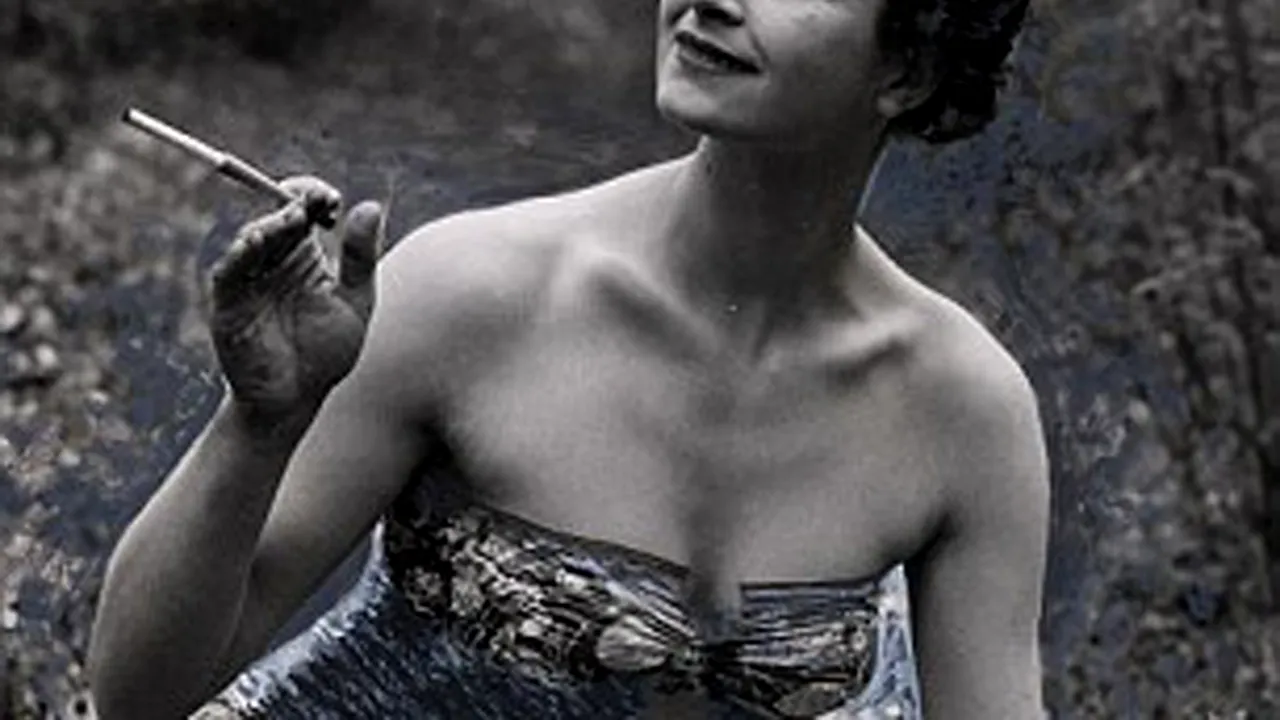 ATUNCI ŞI ACUM: Cel mai bătrân fotomodel din lume a avut curaj să pozeze sexy la 83 de ani - FOTO