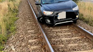 CFR: Un autoturism a derapat şi s-a blocat pe calea ferată. Trafic oprit între Hărman şi Prejmer