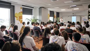 Zeci de elevi inovatori şi-au testat creativitatea şi spiritul antreprenorial la „TeamUp for Change