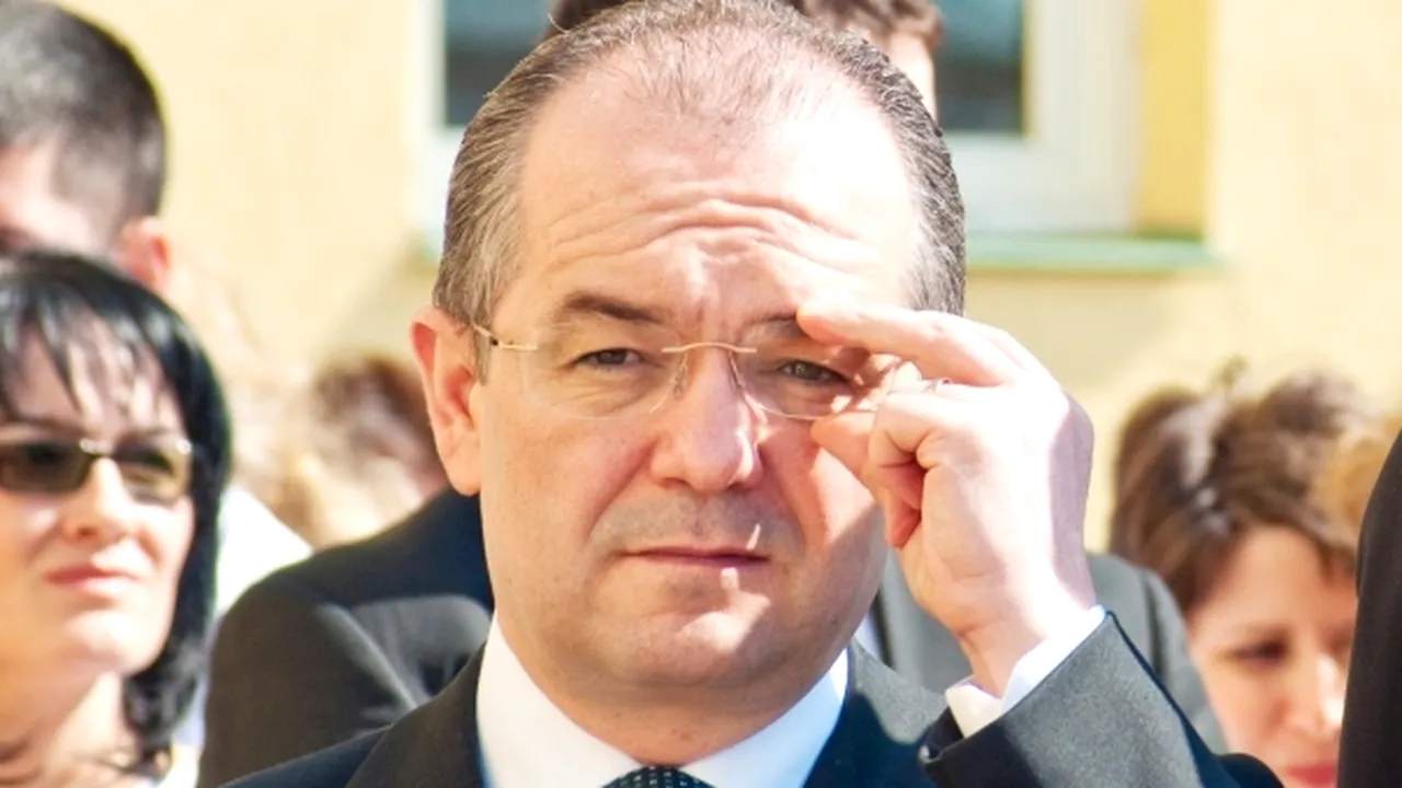 Boc a împărţit pachete de Paşte unor vârstnici dintr-un centru de asistenţă din Cluj-Napoca