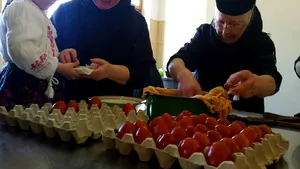 GALERIE FOTO La Mănăstirea Timişeni-Şag, măicuţele vopsesc ouă în Vinerea Mare şi le împart credincioşilor