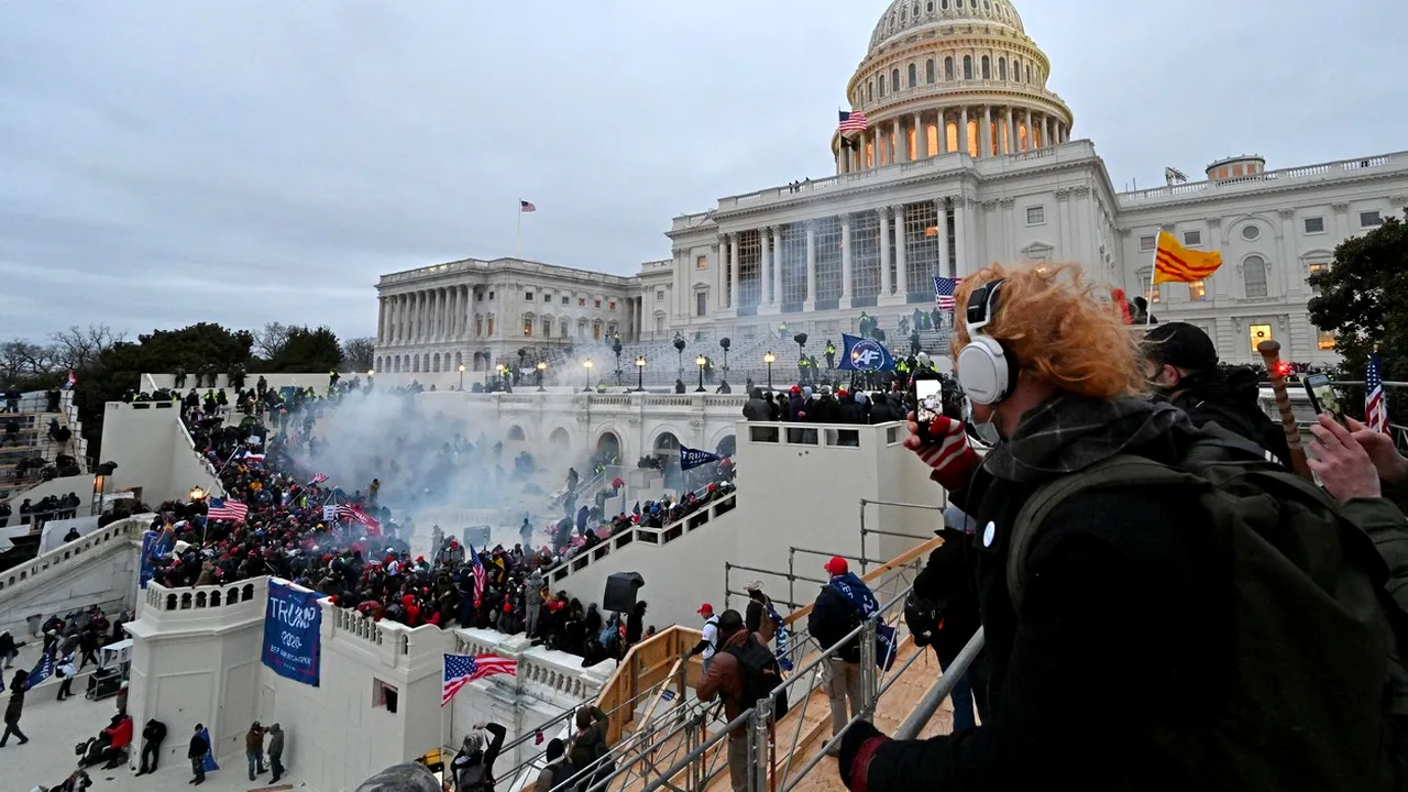 Poliţia din Washington anunţă că a făcut 52 de arestări. La Capitoliu au murit patru persoane