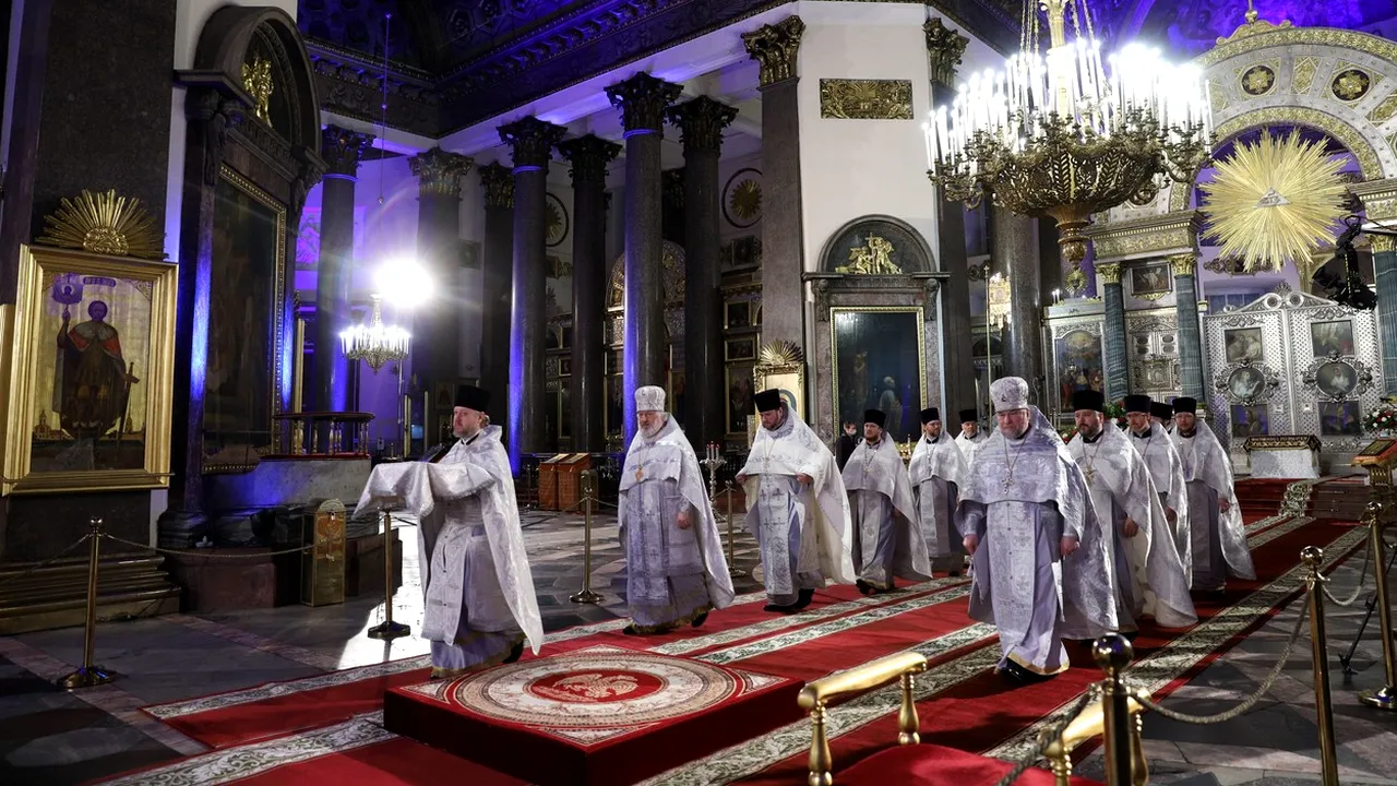 FOTO | Ruşii nu au putut sta departe de biserică în Noaptea de Înviere / Doar la Moscova situaţia a fost diferită