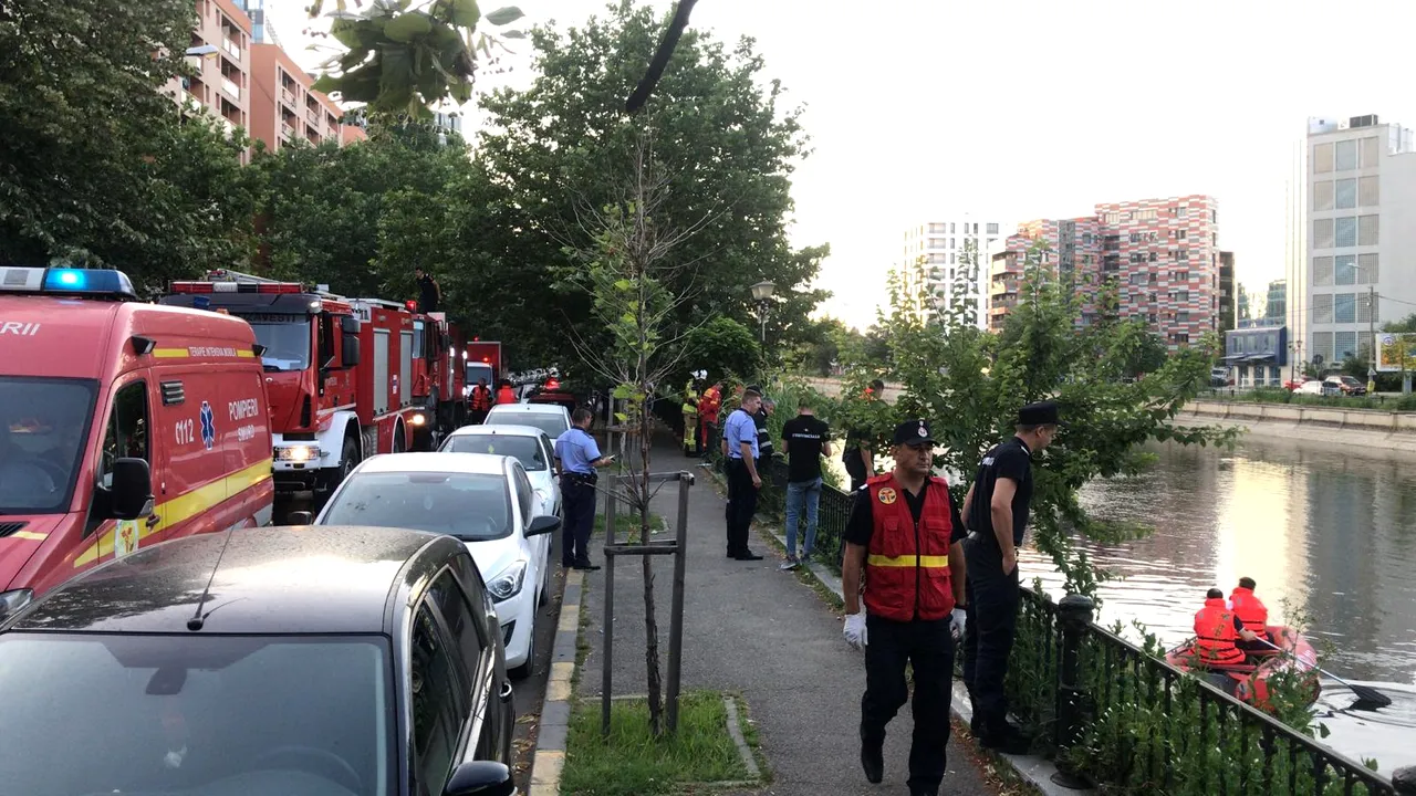 Tragedie în Capitală: Un tânăr de 25 de ani, care a intrat în râul Dâmboviţa să salveze un minor, a murit | FOTO, VIDEO
