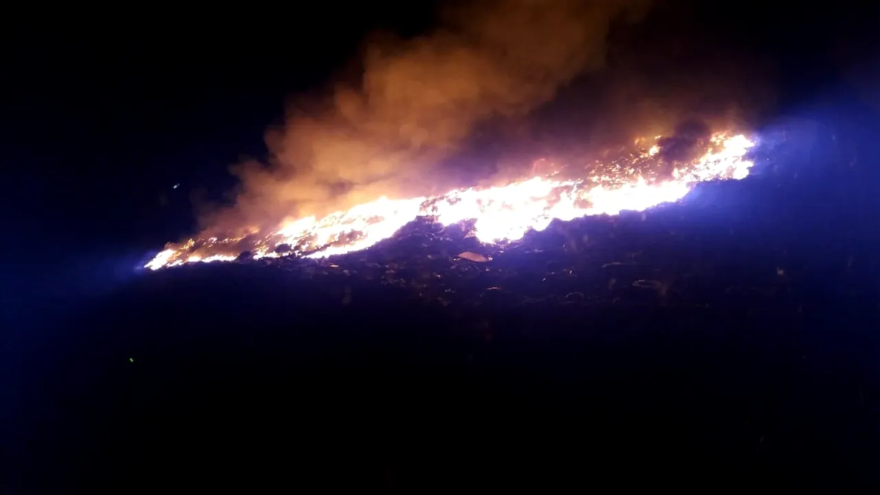 Incendiul de la groapa de gunoi a oraşului Arad a fost stins după aproape 17 ore
