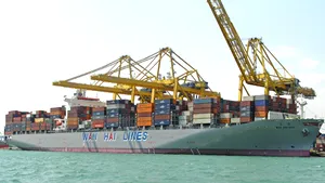 O navă a eşuat la ieşirea din Portul Constanţa