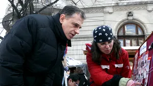 Geoană le-a povestit studenţilor cum vindea mărţişoare înainte de '89 cu soţia