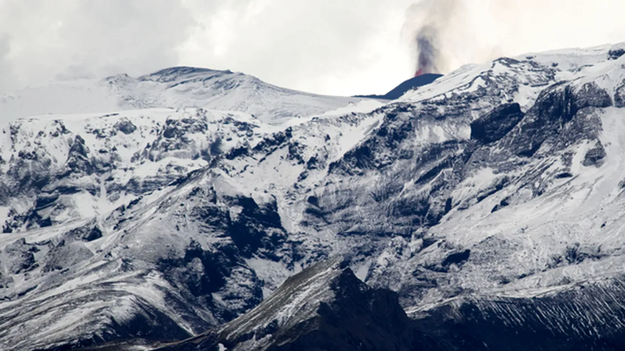 Erupţia vulcanică din sudul Islandei pare să se intensifice