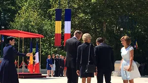 VIDEO | Momentul în care preşedintele Franţei, Emmanuel Macron, salută în limba română Garda de Onoare | GALERIE FOTO cu cele două cupluri prezidenţiale 
