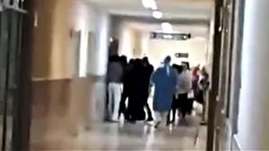 VIDEO Personalul medical dintr-un spital din Mexic, lovit şi ameninţat cu moartea de rudele unui pacient COVID-19 decedat