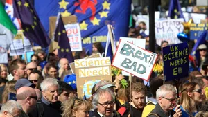FOTO, VIDEO Manifestaţie anti-Brexit la Londra: Mii de persoane au fluturat steaguri UE/ Moment de reculegere în memoria victimelor atacului terorist 
