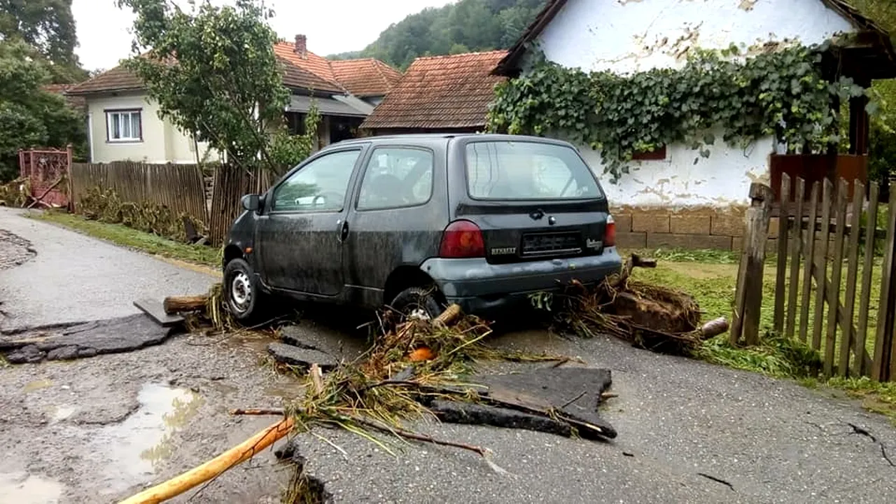 Bilanţul de după furtunile recente: Un deces, oameni evacuaţi la rude, sute de curţi şi locuinţe inundate