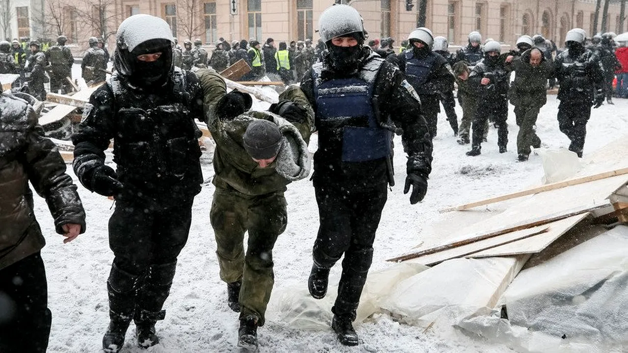 Confruntări la KIEV între forţele de ordine şi protestatarii din faţa Parlamentului. Tensiunile, pe fondul expulzării lui Mihail Saakaşvili 