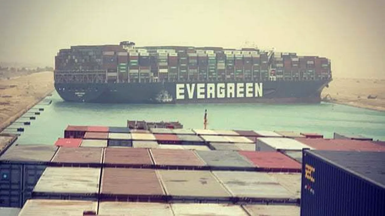 Probleme grave în trasportul maritim internaţional: Canalul Suez este complet blocat după ce o navă de mari dimensiuni a eşuat