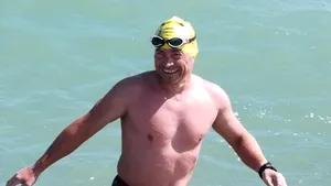 Înotătorul român Avram Iancu încearcă să stabilească la Balaton, în Ungaria, un nou record mondial la înotul de anduranţă în ape deschise