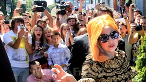 Lady Gaga în România. Cu ce coafură excentrică şi-a surprins fanii - GALERIE FOTO