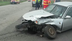 FOTO Doi cetăţeni bulgari răniţi după ce microbuzul în care se aflau a lovit un autoturism, în Olt