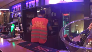Zece cafenele de pe Bulevardul Decebal, închise de inspectorii antifraudă fiscală - VIDEO