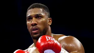 Boxerul Anthony Joshua, rănit într-un accident rutier în Nigeria. Două persoane au murit
