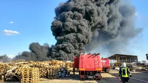 Incendiu cu degajare mare de fum la un depozit de deşeuri din plastic şi hârtie | VIDEO