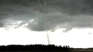 În mijlocul furtunii: IMAGINI surprinse în timpul unei tornade produse la Los Angeles - VIDEO
