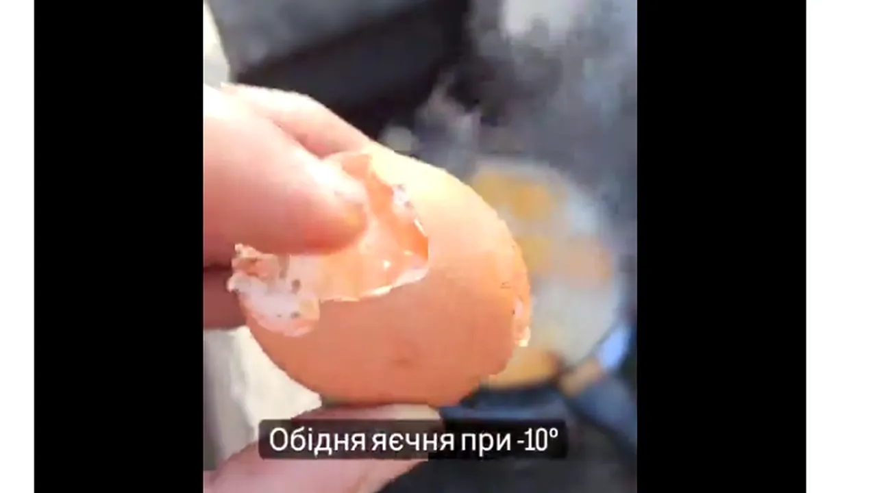 Viaţa pe front, la -10 grade Celsius: pentru a le putea sparge, soldaţii toarnă apă caldă peste ouă

