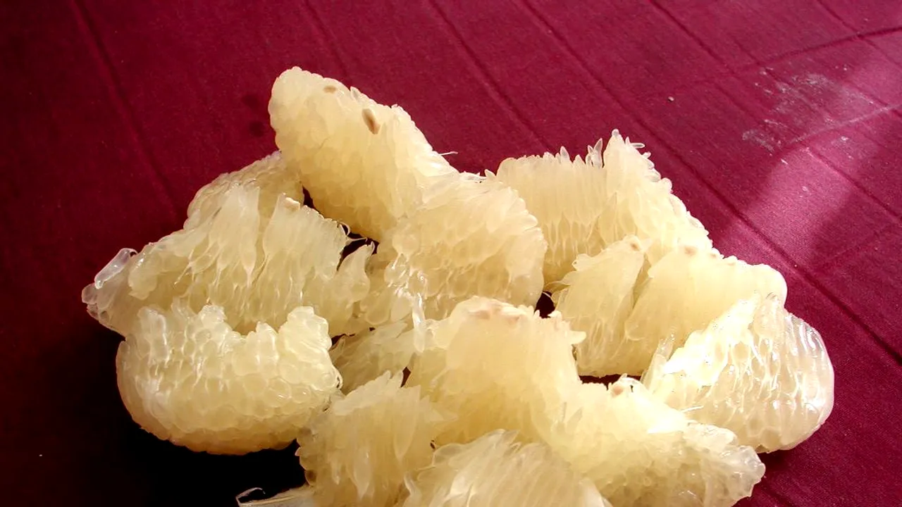 Pomelo, fructul care te satură şi te ajută să slăbeşti. Cele 10 efecte nebănuite