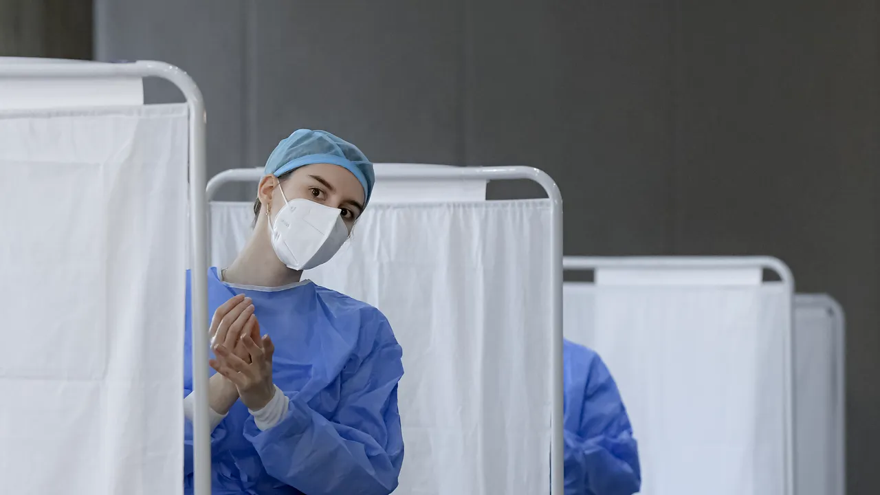 „Doamnă, eu vreau să mă vaccinez cu Pfizer, nu cu Comirnaty”. CNCAV, explicaţii despre confuzia dintre Pfizer/BioNTech şi Comirnaty