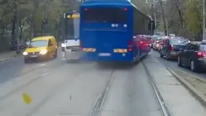 Tragedie evitată la milimetru | Autocar al Jandarmeriei, filmat în timp ce depăşeşte cu viteză pe linia de tramvai/ Carmen Dan despre şofer: Va plăti - VIDEO