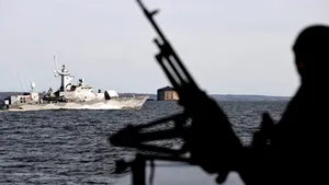 Navă cu 17 marinari la bord, capturată de piraţii somalezi în Golful Aden