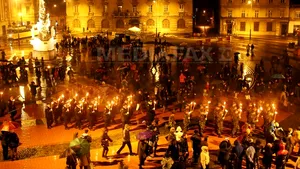 Ceremonie INEDITĂ la Timişoara: Militari, jandarmi şi pompieri au participat la tradiţionala retragere cu torţe în centrul oraşului - FOTO