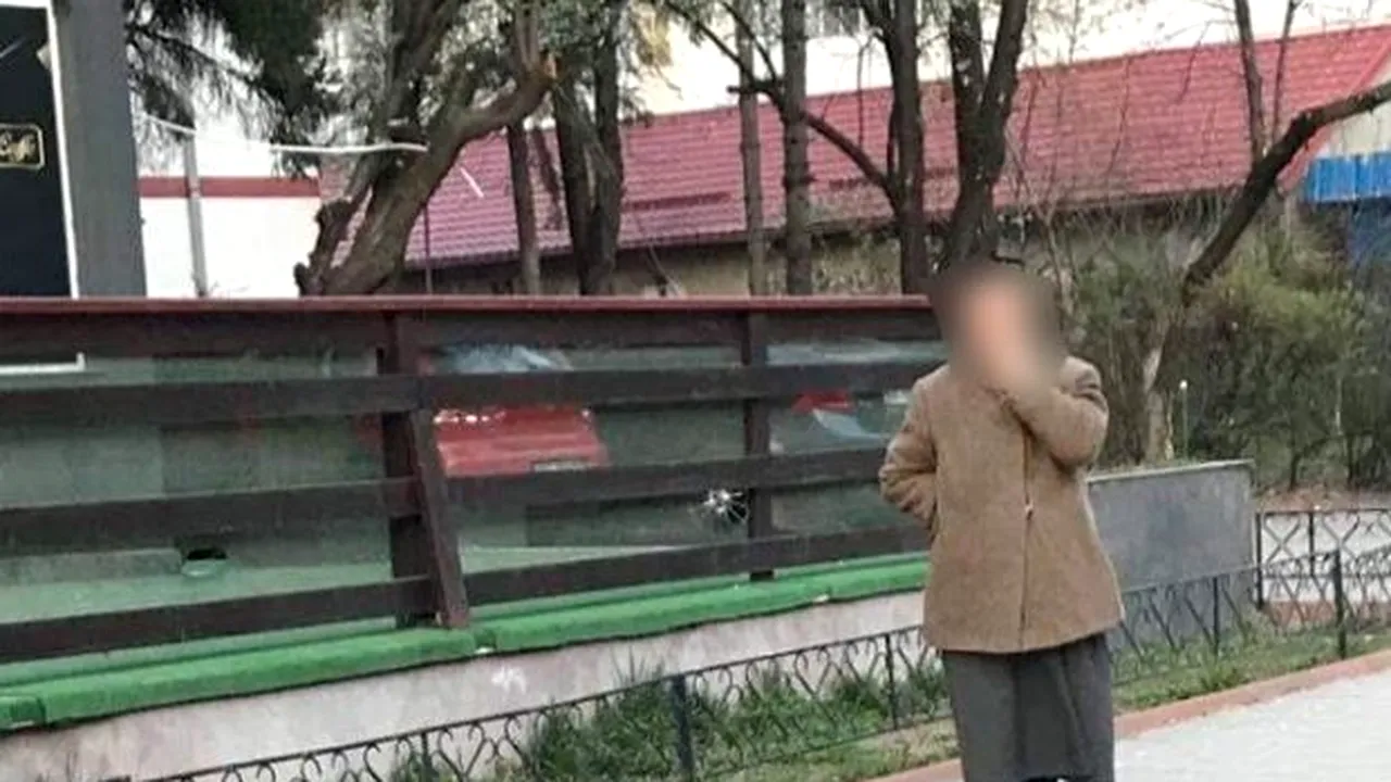 Bătrână din Botoşani, prinsă cu raţa la plimbare. Reacţia Poliţiei Române