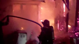 Incendiu într-o locuinţă din Timiş: O persoană a suferit arsuri - FOTO