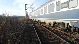 FOTO | Trafic feroviar întrerupt în judeţul Arad, după ce locomotiva unui tren cu 19 călători a deraiat