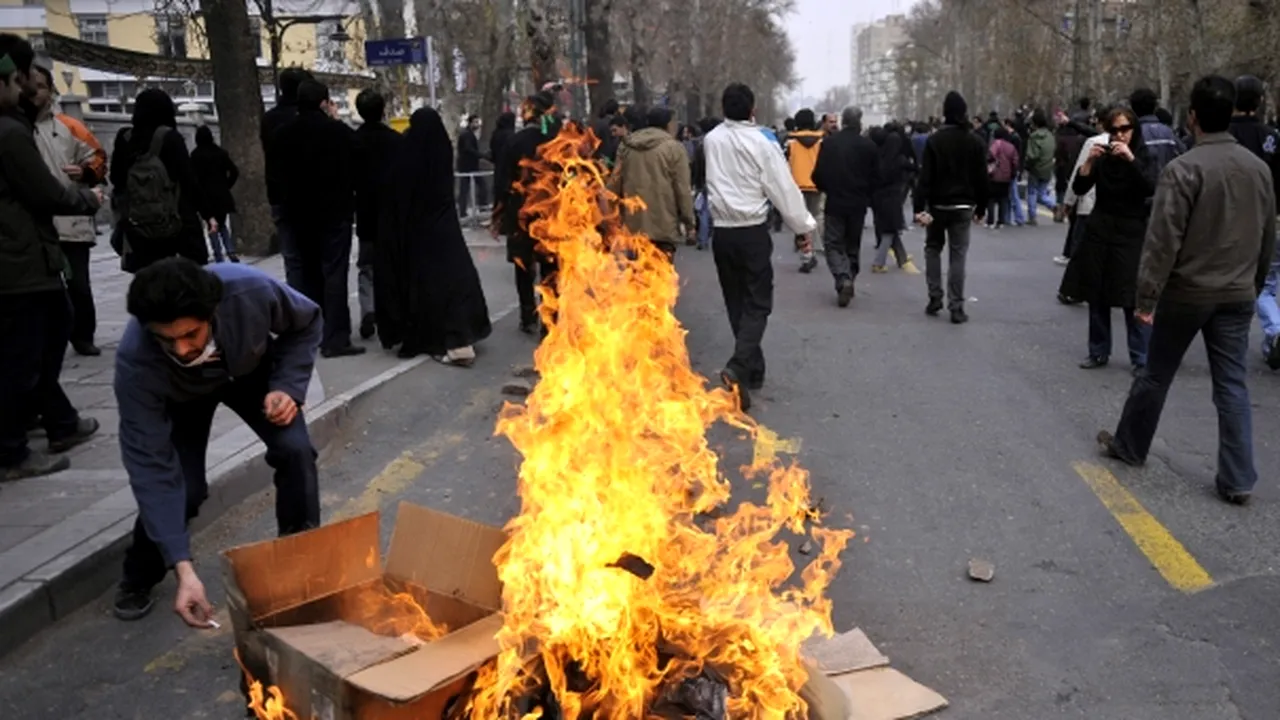 Noi confruntări între poliţie şi manifestanţii antiguvernamentali la Teheran - VIDEO şi GALERIE FOTO