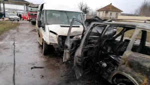 13 persoane, implicate într-un accident între un microbuz şi un autoturism: „Una dintre victime este în stop cardio-respirator” / Cine este prima persoană care a ajutat răniţii - FOTO