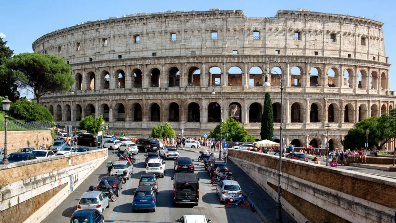 Turistul care şi-a scrijelit numele pe Colosseum a fost identificat şi ar putea ajunge la închisoare