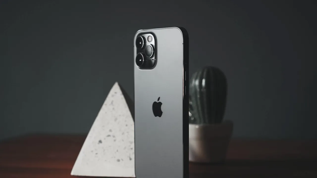Battery-gate: un cetăţean pretinde o avere de la Apple, după încetinirea iPhone-urilor

