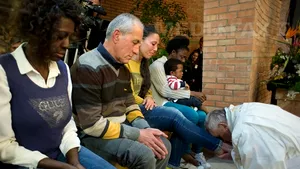 Tradiţii din Joia Mare: Papa Francisc a spălat picioarele a 12 deţinuţi din Roma, printre care o femeie însoţită de copil - FOTO