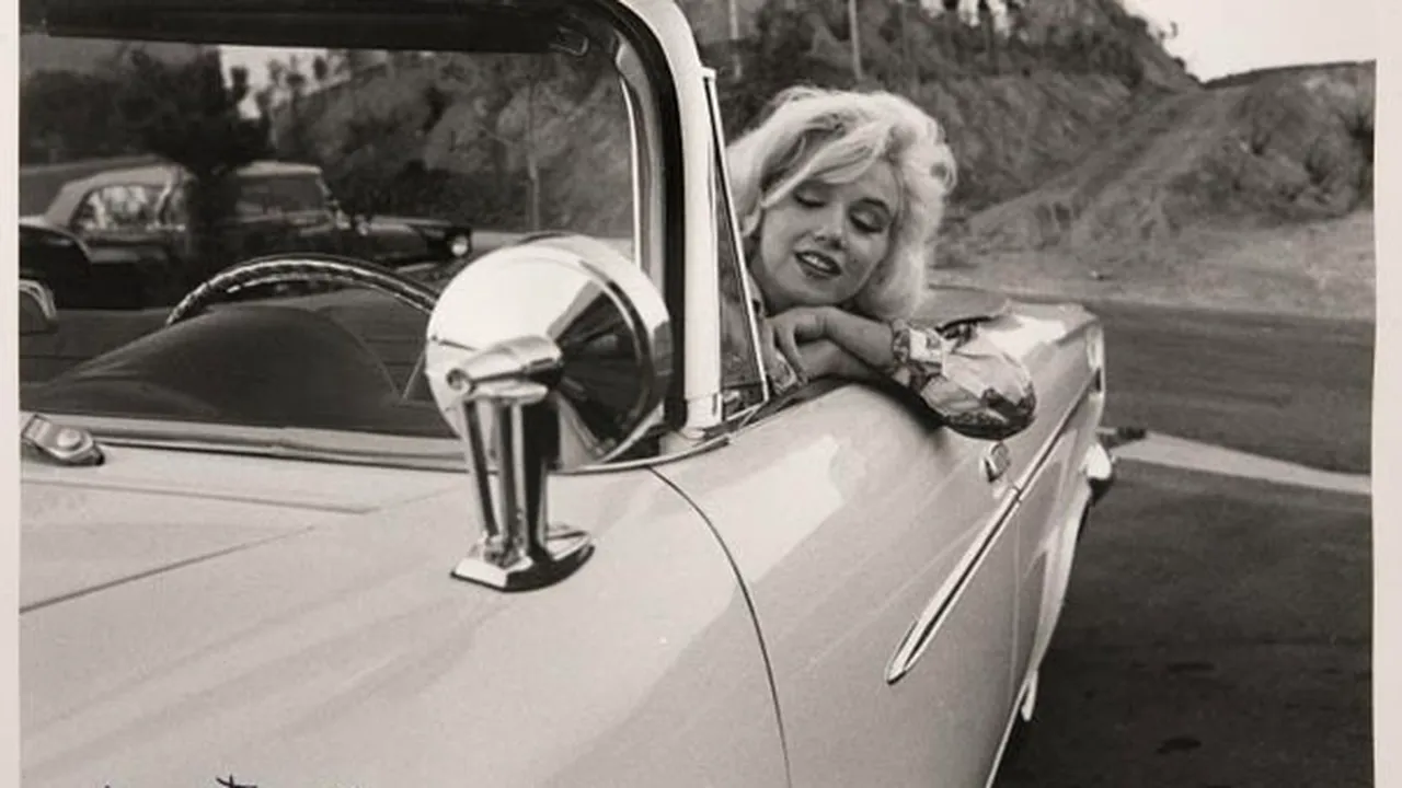 O colecţie de peste 100 de fotografii cu Marilyn Monroe, scoasă la licitaţie - GALERIE FOTO