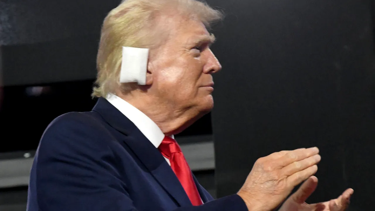 Medicul lui Trump contestă sugestia că urechea i-a fost lovită de şrapnel, nu de glonţ